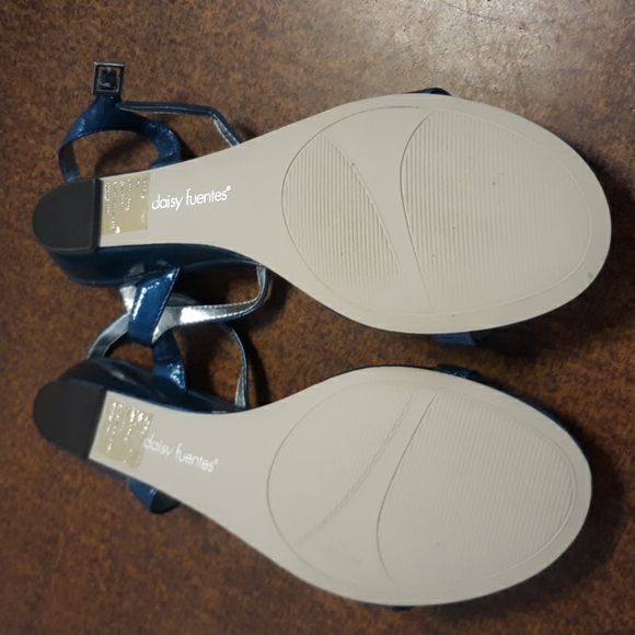 Daisy Fuentes Like New Size 10M - Picture 2 of 2